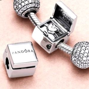 Authentic Pandora Club 2014 charm, real diamond inside like new guarantee !